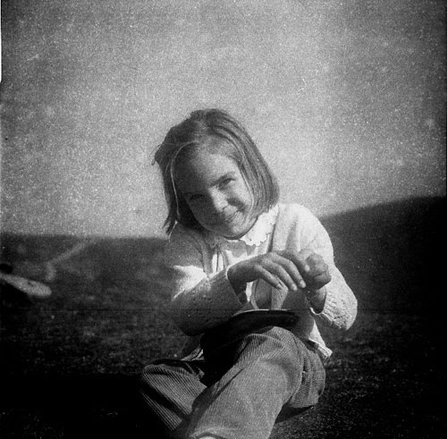 Guenièvre Enfant devant le Château